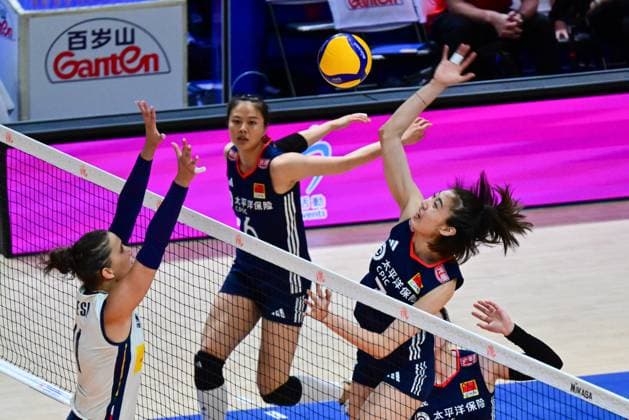 (250622) -- HONG KONG, June 22, 2025 -- Wang Yuanyuan (Top R) of China competes during the Pool 5 match between China and Italy at the Women s Volleyball Nations League (VNL) 2025 in Hong Kong, south China, June 22, 2025. ) (SP)CHINA-HONG KONG-VOLLEYBALL-NATIONS LEAGUE-WOMEN-CHINA VS ITALY (CN) ZhuxWei 