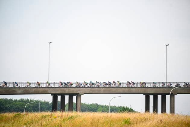 Sport Bilder des Tages Baloise Belgium Tour 2025 Stage 5 BRUSSEL, BELGIUM - JUNE 22 : Illustration picture of the peloton during stage 5 of the 94th edition of Baloise Tour of Belgium an UCI ProSeries 2.Pro cycling road race stage for Men Elite of 183.2 km with start in Brussel and finish in Brussel on June 22, 2025 in Brussel, Belgium, 22 06 2025 ( Motordriver Guy De Vuyst - Brussel Belgium  Copyright: xTomasxSiskx