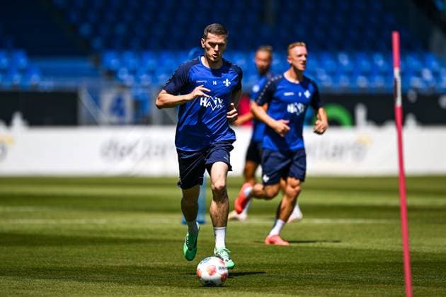 Meldin Dreskovic (SV Darmstadt 98, 14) am Ball, GER, Trainingsauftakt, SV Darmstadt 98 Fussball, 2. Bundesliga, Spielzeit 2025 2026, 22.06.2025 GER, Trainingsauftakt, SV Darmstadt 98 Fussball, 2. Bundesliga, Spielzeit 2025 2026, 22.06.2025 Darmstadt