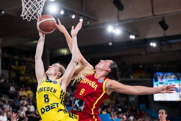 250622 Ellen Nyström of Sweden and Maria Araujo of Spain during the FIBA Women s Eurobasket 2025 match between Sweden and Spain on June 22, 2025 in Hamburg. Photo: Emma Wallskog BILDBYRAN COP 320 EW0539 basket basketball basket-em basket-em 2025 em fiba womens eurobasket 2025 european championships sverige sweden spain spanien dam bbeng Copyright: EMMAxWALLSKOG BB250622EW031