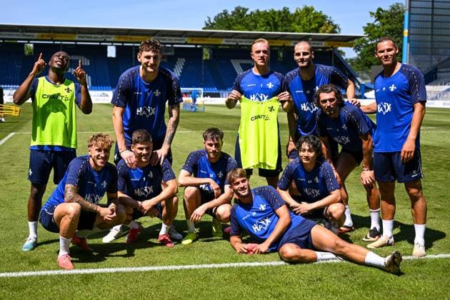 (L-R) Merveille Papela (SV Darmstadt 98, 21), Matej Maglica (SV Darmstadt 98, 05), Isac Lidberg (SV Darmstadt 98., 07), Aleksandar Vukotic (SV Darmstadt 98, 20), Fraser Hornby (SV Darmstadt 98 Â , 09), Fynn Lakenmacher (SV Darmstadt 98, 19), Luca Marseiler (SV Darmstadt 98, 08), Leon Klassen (SV Darmstadt 98, 03) Matthias Bader (SV Darmstadt 98, 26) Killian Corredor (SV Darmstadt 98, 34) und Yosuke Furukawa (SV Darmstadt 98), GER, Trainingsauftakt, SV Darmstadt 98 Fussball, 2. Bundesliga, Spielzeit 2025 2026, 22.06.2025 GER, Trainingsauftakt, SV Darmstadt 98 Fussball, 2. Bundesliga, Spielzeit 2025 2026, 22.06.2025 Darmstadt