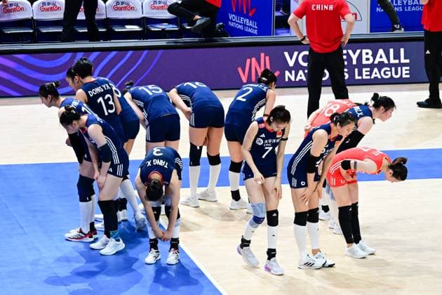 (250622) -- HONG KONG, June 22, 2025 -- Players of China greet the audiences after the Pool 5 match between China and Italy at the Women s Volleyball Nations League (VNL) 2025 in Hong Kong, south China, June 22, 2025. ) (SP)CHINA-HONG KONG-VOLLEYBALL-NATIONS LEAGUE-WOMEN-CHINA VS ITALY (CN) ZhuxWei 