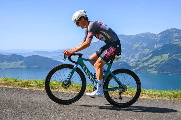 Tour de Suisse 2025 Stage 8 EMMETTEN STOCKHUTTE, SWITZERLAND - JUNE 22 : Debruyne Ramses (BEL) of Alpecin - Deceuninck in action during stage 8 of the 88th edition of Tour de Suisse an UCI World Tour 2.UWT Individual Time Trial stage for Men Elite of 10.1 km with start in Beckenried and finish in Emmetten Stockhutte on June 22, 2025 in Emmetten Stockhutte, Switzerland, 22 06 2025 ( Motordriver Kenny Verfaillie - Emmetten Stockhutte Switzerland  Copyright: xVincentxKalutx