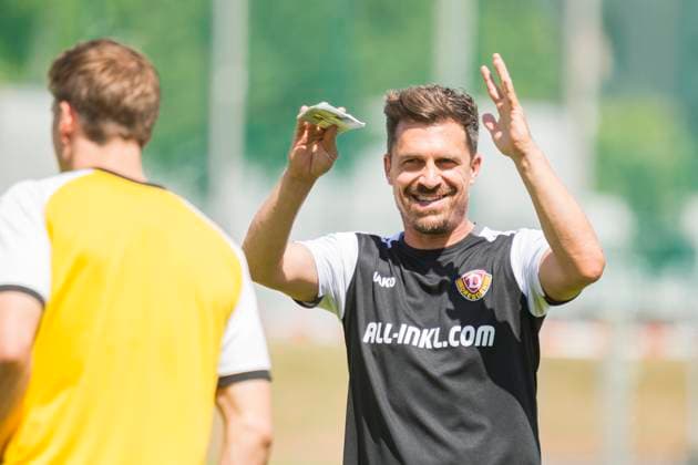22.06.2025, xomx, Fussball 2.Bundesliga, SG Dynamo Dresden - Trainingsauftakt Saison 2025 26 v.l. Das Training laeuft bei tropischen Temperaturen. Thomas Stamm (Dynamo Dresden Trainer) gute Laune (DFL DFB REGULATIONS PROHIBIT ANY USE OF PHOTOGRAPHS as IMAGE SEQUENCES and or QUASI-VIDEO) Dresden