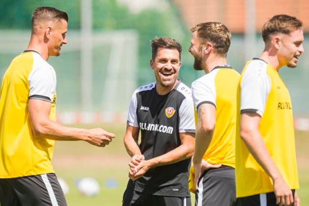 22.06.2025, xomx, Fussball 2.Bundesliga, SG Dynamo Dresden - Trainingsauftakt Saison 2025 26 v.l. Das Training laeuft bei tropischen Temperaturen. Thomas Stamm (Dynamo Dresden Trainer) gute Laune (DFL DFB REGULATIONS PROHIBIT ANY USE OF PHOTOGRAPHS as IMAGE SEQUENCES and or QUASI-VIDEO) Dresden