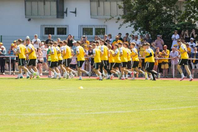 22.06.2025, xomx, Fussball 2.Bundesliga, SG Dynamo Dresden - Trainingsauftakt Saison 2025 26 v.l. Das Training laeuft bei tropischen Temperaturen. Aufwaermrunde (DFL DFB REGULATIONS PROHIBIT ANY USE OF PHOTOGRAPHS as IMAGE SEQUENCES and or QUASI-VIDEO) Dresden