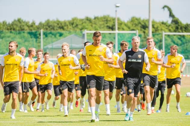 Sport Themen der Woche KW25 Sport Bilder des Tages 22.06.2025, xomx, Fussball 2.Bundesliga, SG Dynamo Dresden - Trainingsauftakt Saison 2025 26 v.l. Das Training laeuft bei tropischen Temperaturen. Aufwaermrunde (DFL DFB REGULATIONS PROHIBIT ANY USE OF PHOTOGRAPHS as IMAGE SEQUENCES and or QUASI-VIDEO) Dresden *** 22 06 2025, xomx, Soccer 2 Bundesliga, SG Dynamo Dresden training kick-off season 2025 26 v l The training runs in tropical temperatures warm-up round DFL DFB REGULATIONS PROHIBIT ANY USE OF PHOTOGRAPHS as IMAGE SEQUENCES and or QUASI VIDEO Dresden