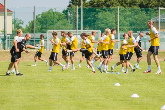 22.06.2025, xomx, Fussball 2.Bundesliga, SG Dynamo Dresden - Trainingsauftakt Saison 2025 26 v.l. Das Training laeuft bei tropischen Temperaturen. (DFL DFB REGULATIONS PROHIBIT ANY USE OF PHOTOGRAPHS as IMAGE SEQUENCES and or QUASI-VIDEO) Dresden