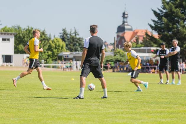 22.06.2025, xomx, Fussball 2.Bundesliga, SG Dynamo Dresden - Trainingsauftakt Saison 2025 26 v.l. Das Training laeuft bei tropischen Temperaturen. Thomas Stamm (Dynamo Dresden Trainer) (DFL DFB REGULATIONS PROHIBIT ANY USE OF PHOTOGRAPHS as IMAGE SEQUENCES and or QUASI-VIDEO) Dresden