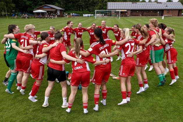 Spielerinnen der SpVg Aurich mit Jubel über den Aufstieg in die Regionalliga Nord, Jubel, ausgelassen, Party, fröhlich, Lachen, Freude über den Sieg, über das gewonnene Spiel, 22.06.2025, Worpswede (Deutschland), Fussball, Aufstiegsspiel Regionalliga Nord Frauen, SpVg Aurich - SSC Hagen Ahrensburg