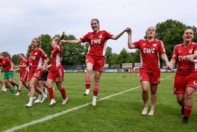 Spielerinnen der SpVg Aurich mit Jubel über den Aufstieg in die Regionalliga Nord, Jubel, ausgelassen, Party, fröhlich, Lachen, Freude über den Sieg, über das gewonnene Spiel, 22.06.2025, Worpswede (Deutschland), Fussball, Aufstiegsspiel Regionalliga Nord Frauen, SpVg Aurich - SSC Hagen Ahrensburg