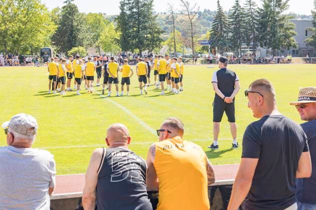 22.06.2025, xomx, Fussball 2.Bundesliga, SG Dynamo Dresden - Trainingsauftakt Saison 2025 26 v.l. Das Training laeuft bei tropischen Temperaturen. Die Zuschauer haben ales im Blick und sind ganz Nah an Ihrem Idolen. (DFL DFB REGULATIONS PROHIBIT ANY USE OF PHOTOGRAPHS as IMAGE SEQUENCES and or QUASI-VIDEO) Dresden