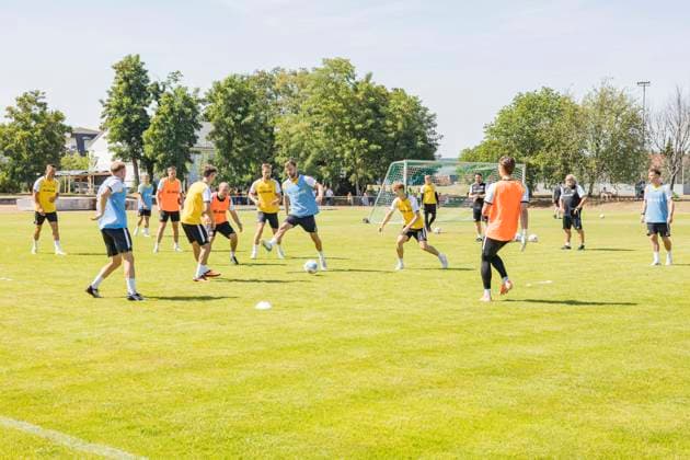 22.06.2025, xomx, Fussball 2.Bundesliga, SG Dynamo Dresden - Trainingsauftakt Saison 2025 26 v.l. Das Training laeuft bei tropischen Temperaturen. (DFL DFB REGULATIONS PROHIBIT ANY USE OF PHOTOGRAPHS as IMAGE SEQUENCES and or QUASI-VIDEO) Dresden