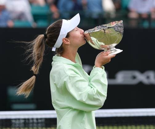 Bilder des Jahres 2025, Sport 06 Juni Sport Themen der Woche KW25 Sport Bilder des Tages 22nd June 2025; Lexus Nottingham Tennis Centre, Nottingham, England; Lexus Nottingham Open, Day 7; McCartney Kessler (USA) with the trophy after winning the Nottingham open womens singles defeating Dayana Yastremska 6-4 7-5  ActionPlus12804243 PaulxBonser