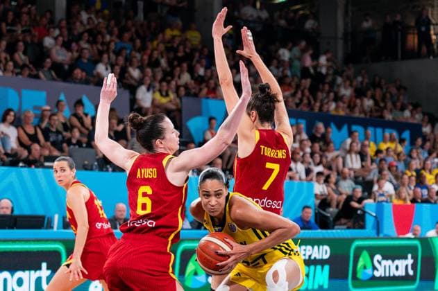 Nathalie Fontaine (Schweden, 04) setzt sich gegen Aina Ayuso (Spanien, 06) und Alba Torrens (Spanien, 07) durch, GER, Schweden vs. Spanien, Basketball, FIBA Womens EuroBasket 2025, Spieltag 3, 22.06.2025 GER, Schweden vs. Spanien, Basketball, FIBA Womens EuroBasket 2025, Spieltag 3, 22.06.2025 Hamburg Copyright: xEibner-Pressefoto MaxxVincenx EP_MVN
