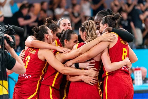 Spanische Nationalmannschaft jubelt Jubel nach Sieg Spielende, GER, Schweden vs. Spanien, Basketball, FIBA Womens EuroBasket 2025, Spieltag 3, 22.06.2025 GER, Schweden vs. Spanien, Basketball, FIBA Womens EuroBasket 2025, Spieltag 3, 22.06.2025 Hamburg Copyright: xEibner-Pressefoto MaxxVincenx EP_MVN