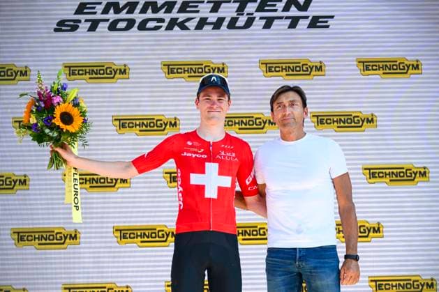 Sport Bilder des Tages Tour de Suisse 2025 Stage 8 EMMETTEN STOCKHUTTE, SWITZERLAND - JUNE 22 : Rider of Team Jayco AlUla on the podium during stage 8 of the 88th edition of Tour de Suisse an UCI World Tour 2.UWT Individual Time Trial stage for Men Elite of 10.1 km with start in Beckenried and finish in Emmetten Stockhutte on June 22, 2025 in Emmetten Stockhutte, Switzerland, 22 06 2025 ( Motordriver Kenny Verfaillie - Emmetten Stockhutte Switzerland  Copyright: xVincentxKalutx