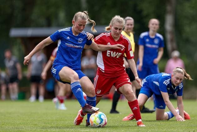 v.li.: Rieke Ehlers (SSC Hagen Ahrensburg, 30) und Ana-Carolin Hoffmann (SpVg Aurich, 20) im Zweikampf, Duell, Dynamik, Aktion, Action, Spielszene, 22.06.2025, Worpswede (Deutschland), Fussball, Aufstiegsspiel Regionalliga Nord Frauen, SpVg Aurich - SSC Hagen Ahrensburg