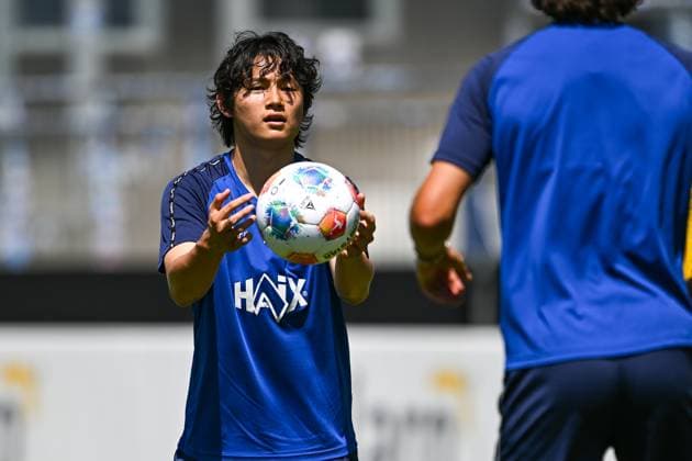 Yosuke Furukawa (SV Darmstadt 98) am Ball, GER, Trainingsauftakt, SV Darmstadt 98 Fussball, 2. Bundesliga, Spielzeit 2025 2026, 22.06.2025 GER, Trainingsauftakt, SV Darmstadt 98 Fussball, 2. Bundesliga, Spielzeit 2025 2026, 22.06.2025 Darmstadt