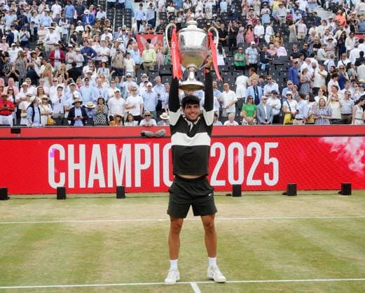 Bilder des Jahres 2025, Sport 06 Juni Sport Themen der Woche KW25 Tennis - 2025 ATP, Tennis Herren Men s HSBC Men™s Championships - Singles Final - Carlos Alcaraz (Sp) vs Jiri Lehecka (Czech) - Queen™s Club - Sunday 22nd June 2025 Carlos Alcaraz of Spain with the trophy 