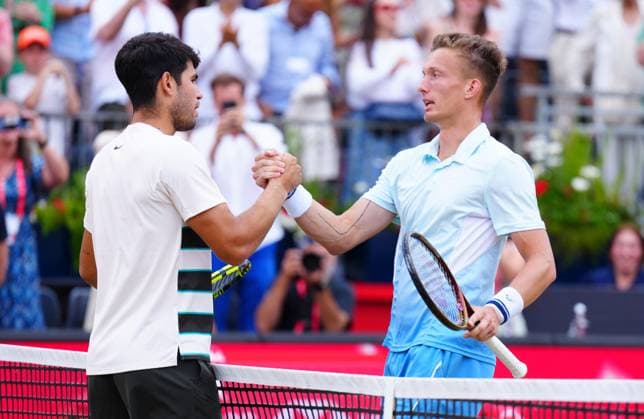 Carlos Alcaraz and Jiri Lehecka shake hands after match point in the final won in three sets by Alcaraz Queen s Club Championships, Day 14, Queen s Club, West Kensington, London, UK - 22 Jun 2025  Copyright: xJavierxGarcia Shutterstockx 15366611al