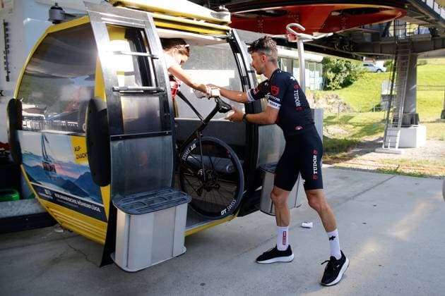TDS 8.Etappe Julian Alaphilippe FRA Team Tudor Cycling 22.06.2025 Emmetten, SCHWEIZ, Herren Tour de Suisse 8.Etappe Beckenried - Stockhuette Julian Alaphilippe FRA Team Tudor kommt aus der Gondelbahn nach dem Rennen