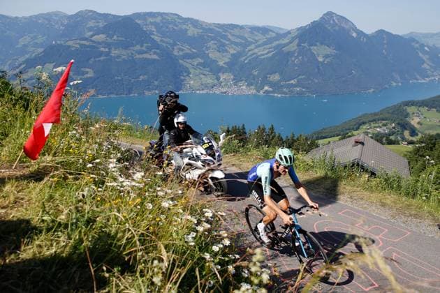 TDS 8.Etappe Felix Gall AUT Team Decathlon AG2R La Mondiale 22.06.2025 Emmetten, SCHWEIZ, Herren Tour de Suisse 8.Etappe Beckenried - Stockhuette Felix Gall AUT Team Decathlon AG2R La Mondiale im Anstieg zur Stockhuette. Hinten der Vierwaldstaettersee