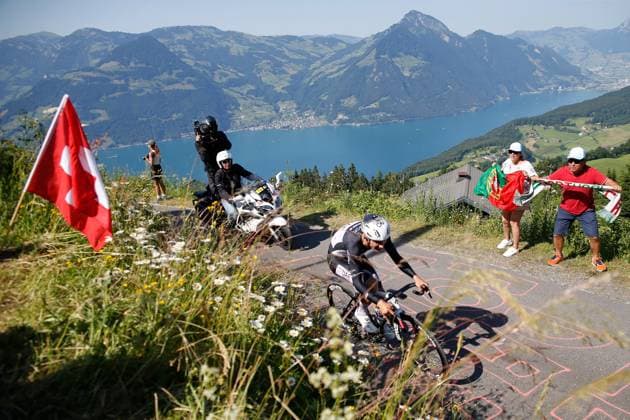 TDS 8.Etappe Joao Almeida POR Team UAE Emirates 22.06.2025 Emmetten, SCHWEIZ, Herren Tour de Suisse 8.Etappe Beckenried - Stockhuette Joao Almeida POR Team UAE Emirates im Anstieg zur Stockhuette. Hinten der Vierwaldstaettersee