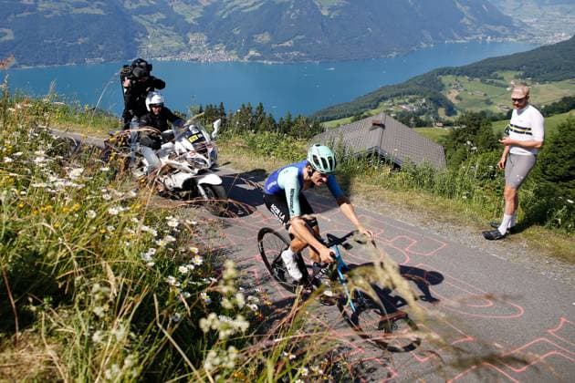 TDS 8.Etappe Felix Gall AUT Team Decathlon AG2R La Mondiale 22.06.2025 Emmetten, SCHWEIZ, Herren Tour de Suisse 8.Etappe Beckenried - Stockhuette Felix Gall AUT Team Decathlon AG2R La Mondiale im Anstieg zur Stockhuette. Hinten der Vierwaldstaettersee