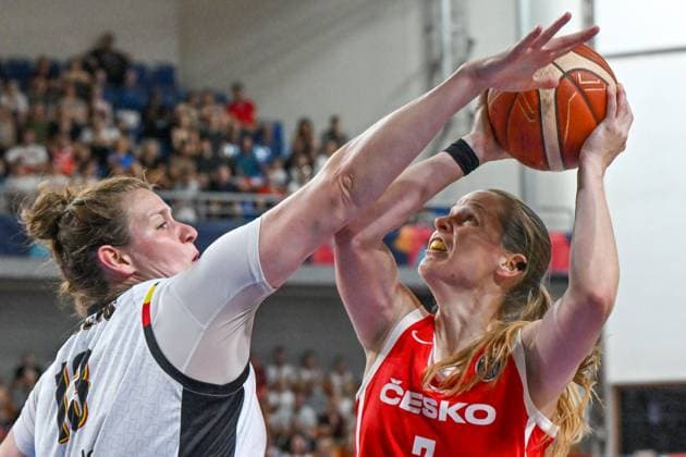 L-R Kyara Linskens (BEL) and Alena Hanusova (CZE) in action during the Women s basketball European Championship, EM, Europameisterschaft Group C game: Czechia vs Belgium in Brno, Czech Republic, June 22, 2025. (CTKxPhoto VaclavxSalek) CTKPhotoP2025062205405  CTKPhotoP2025062205405