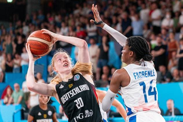 Frieda Buhner (Deutschland, 20) im Zweikampf mit Temi Fagbenle (Großbritannien, 14), GER, Großbritannien vs. Deutschland, Basketball, FIBA Womens EuroBasket 2025, Spieltag 3, 22.06.2025 GER, Großbritannien vs. Deutschland, Basketball, FIBA Womens EuroBasket 2025, Spieltag 3, 22.06.2025 Hamburg *** Frieda Buhner Germany, 20 in duel with Temi Fagbenle Great Britain, 14 , GER, Great Britain vs Germany, Basketball, FIBA Womens EuroBasket 2025, Matchday 3, 22 06 2025 GER, Great Britain vs Germany, Basketball, FIBA Womens EuroBasket 2025, Matchday 3, 22 06 2025 Hamburg Copyright: xEibner-Pressefoto MaxxVincenx EP_MVN