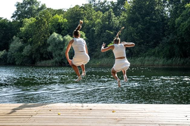 Sport Bilder des Tages Der tradionelle Sieger-Sprung in den Hundekehlesee: Olivia NICHOLLS GBR und Tereza MIHALIKOVA SVK, Berlin Tennis Open by HYLO 2025, Berlin, LTTC Rot-Weiß , 22.06.2025, Copyright: xClaudioxGärtnerx