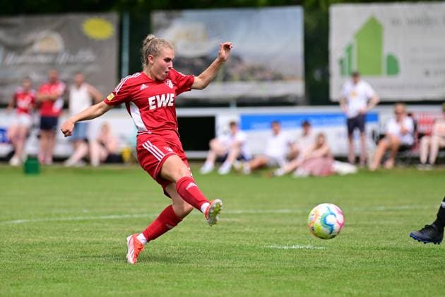 Fußball I Frauen I Saison 2024 2025 I Entscheidungsspiel zur Regionalliga Nord I SpVg Aurich - SSC Hagen Ahrensburg I 22.06.2025 Torschuss von Ana-Carolin Hoffmann (20, SpVg Aurich), der Ball wird ins Tor gehen und den Spielstand auf 3:0 erhöhen. Worpswede Eiche A-Platz Niedersachsen Deutschland Copyright: xLobeca WolfxGebhardtx