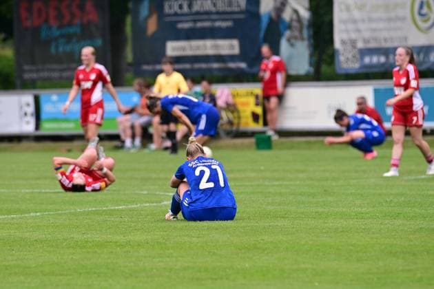 Fußball I Frauen I Saison 2024 2025 I Entscheidungsspiel zur Regionalliga Nord I SpVg Aurich - SSC Hagen Ahrensburg I 22.06.2025 Enttäuschung bei SSC Hagen Ahrensburg nach Abpfiff. Vivian Philipkowski (21, SSC Hagen Ahrensburg) sitzt mit geneigtem Kopf auf dem Rasen, im Hintergrund ihre enttäuschten Mitspielerinnen. Worpswede Eiche A-Platz Niedersachsen Deutschland Copyright: xLobeca WolfxGebhardtx