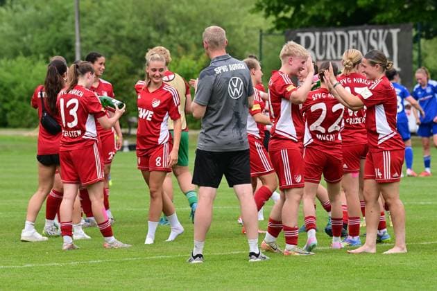 Fußball I Frauen I Saison 2024 2025 I Entscheidungsspiel zur Regionalliga Nord I SpVg Aurich - SSC Hagen Ahrensburg I 22.06.2025 Jubel, Begeisterung, Enthusiasmus, Euphorie, Freude, Glücksgefühl, Heiterkeit bei: SpVg Aurich, die sich über den Aufstieg freuen. Worpswede Eiche A-Platz Niedersachsen Deutschland Copyright: xLobeca WolfxGebhardtx