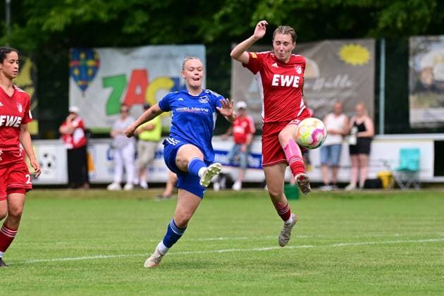 Fußball I Frauen I Saison 2024 2025 I Entscheidungsspiel zur Regionalliga Nord I SpVg Aurich - SSC Hagen Ahrensburg I 22.06.2025 Torschuss von Vivian Philipkowski (21, SSC Hagen Ahrensburg), Jule Kersten (13, SpVg Aurich) versucht den Ball zu blocken. Worpswede Eiche A-Platz Niedersachsen Deutschland Copyright: xLobeca WolfxGebhardtx