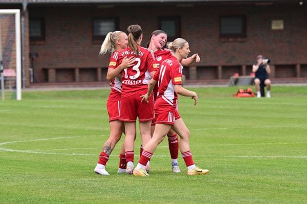 Fußball I Frauen I Saison 2024 2025 I Entscheidungsspiel zur Regionalliga Nord I SpVg Aurich - SSC Hagen Ahrensburg I 22.06.2025 Jubel, Begeisterung, Enthusiasmus, Euphorie, Freude, Glücksgefühl, Heiterkeit bei: SpVg Aurich, die den Aufstieg in die Regionalliga geschafft haben. Worpswede Eiche A-Platz Niedersachsen Deutschland Copyright: xLobeca WolfxGebhardtx