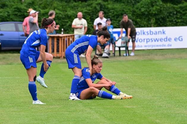 Fußball I Frauen I Saison 2024 2025 I Entscheidungsspiel zur Regionalliga Nord I SpVg Aurich - SSC Hagen Ahrensburg I 22.06.2025 Enttäuschung bei SSC Hagen Ahrensburg nach Abpfiff. Anika Elschenbroich (11, SSC Hagen Ahrensburg) sitzt auf dem Rasen, ihre Mitspielerinnen versuchen sie zu trösten. Worpswede Eiche A-Platz Niedersachsen Deutschland Copyright: xLobeca WolfxGebhardtx