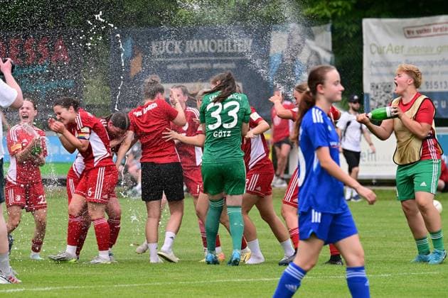 Fußball I Frauen I Saison 2024 2025 I Entscheidungsspiel zur Regionalliga Nord I SpVg Aurich - SSC Hagen Ahrensburg I 22.06.2025 Sektdusche bei der SpVg Aurich, der Aufstieg wird gebührend gefeiert. Worpswede Eiche A-Platz Niedersachsen Deutschland Copyright: xLobeca WolfxGebhardtx