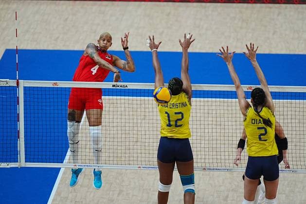 Turkiye v Brazil - FIVB Volleyball Nations League ISTANBUL, TURKIYE - JUNE 22: Melissa Teresa Vargas (5) of Turkiye in action against Ana Cristina Menezes Oliveira de Souza (12) of Brazil during FIVB Women s Volleyball Nations League (VNL) 2nd week volleyball match between Turkiye and Brazil at Sinan Erdem Sports Hall in Istanbul, Turkiye on June 22, 2025. Hakan Akgun Anadolu Istanbul Turkey. Editorial use only. Please get in touch for any other usage.  Copyright: x2025xAnadoluxHakanxAkgunx