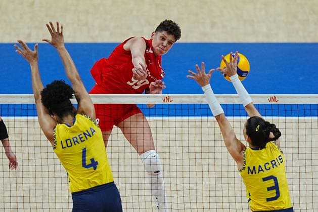 Turkiye v Brazil - FIVB Volleyball Nations League ISTANBUL, TURKIYE - JUNE 22: Ebrar Karakurt (99) of Turkiye in action against Lorena Giovana Viezel (4) of Brazil during FIVB Women s Volleyball Nations League (VNL) 2nd week volleyball match between Turkiye and Brazil at Sinan Erdem Sports Hall in Istanbul, Turkiye on June 22, 2025. Hakan Akgun Anadolu Istanbul Turkey. Editorial use only. Please get in touch for any other usage.  Copyright: x2025xAnadoluxHakanxAkgunx