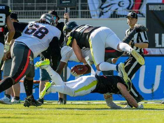 Sport Themen der Woche KW25 Sport Bilder des Tages Omar Ahmed Dittrich (Stuttgart Surge 51), Richard Agyekum (Cologne Centurions 1), Stuttgart Surge vs. Cologne Centurions, American Football, European League of Football, Spieltag 6, Saison 2025, 22.06.2025, Stuttgart Surge vs. Cologne Centurions, American Football, European League of Football, Spieltag 6, Saison 2025, 22.06.2025 Stuttgart *** Omar Ahmed Dittrich Stuttgart Surge 51 , Richard Agyekum Cologne Centurions 1 , Stuttgart Surge vs Cologne Centurions, American Football, European League of Football, Matchday 6, Season 2025, 22 06 2025, Stuttgart Surge vs Cologne Centurions, American Football, European League of Football, Matchday 6, Season 2025, 22 06 2025 Stuttgart Copyright: xEibner-Pressefoto FlorianxSchustx EP_FSU