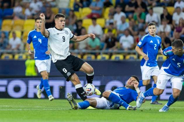 UEFA U21, U 21 Europameisterschaft, Viertelfinale: Deutschland - Italien; 22.06.2025 Nicolo Tresoldi (Deutschland, 9), Diego Coppola (Italien, 15) bei der UEFA U21-Europameisterschaft im Viertelfinalspiel Deutschland - Italien, am 22.06.2025, DAC Arena, Dunajska Streda, Slowakei Copyright: xBEAUTIFULxSPORTS Meuselx