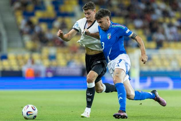 UEFA U21, U 21 Europameisterschaft, Viertelfinale: Deutschland - Italien; 22.06.2025 Eric Martel (Deutschland, 6), Matteo Ruggeri (Italien, 3) bei der UEFA U21-Europameisterschaft im Viertelfinalspiel Deutschland - Italien, am 22.06.2025, DAC Arena, Dunajska Streda, Slowakei Copyright: xBEAUTIFULxSPORTS Meuselx