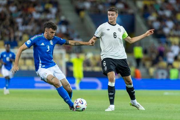 UEFA U21, U 21 Europameisterschaft, Viertelfinale: Deutschland - Italien; 22.06.2025 Eric Martel (Deutschland, 6), Matteo Ruggeri (Italien, 3) bei der UEFA U21-Europameisterschaft im Viertelfinalspiel Deutschland - Italien, am 22.06.2025, DAC Arena, Dunajska Streda, Slowakei Copyright: xBEAUTIFULxSPORTS Meuselx