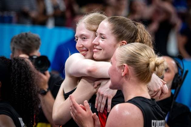 Basketball Hamburg 20.06.2025 FIBA Women™s Eurobasket 2025 Vorrunde Gruppe D Grossbritanien (GBR) - Deutschland (GER) Hilke Feldrappe (Deutschland, No.05) Frida Bühner (Deutschland, No.20) Jubel