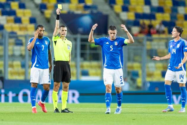 UEFA U21, U 21 Europameisterschaft, Viertelfinale: Deutschland - Italien; 22.06.2025 Lorenzo Pirola (Italien, 5) sieht die gelbe Karte bei der UEFA U21-Europameisterschaft im Viertelfinalspiel Deutschland - Italien, am 22.06.2025, DAC Arena, Dunajska Streda, Slowakei Copyright: xBEAUTIFULxSPORTS Meuselx