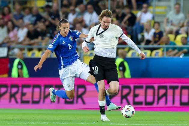 Daniele Ghilardi (Italy) und Nick Woltemade (Germany) kaempfen um den Ball, UEFA European Under-21 Championship 2025 Quarter-Final, Germany v Italy, MOL Arà na am 22. June 2025 in Dunajska Streda, Slowakei. (Foto von Marco Steinbrenner DeFodi Images) Daniele Ghilardi (Italy) und Nick Woltemade (Germany) battle for the ball, UEFA European Under-21 Championship 2025 Quarter-Final, Germany v Italy, MOL Arà na, June 22, 2025 in Dunajska Streda, Slovakia. (Photo by Marco Steinbrenner DeFodi Images)