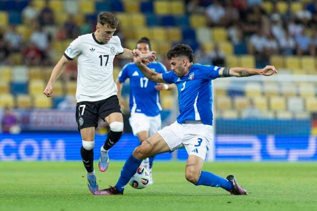 UEFA U21, U 21 Europameisterschaft, Viertelfinale: Deutschland - Italien; 22.06.2025 Brajan Gruda (Deutschland, 17), Matteo Ruggeri (Italien, 3) bei der UEFA U21-Europameisterschaft im Viertelfinalspiel Deutschland - Italien, am 22.06.2025, DAC Arena, Dunajska Streda, Slowakei Copyright: xBEAUTIFULxSPORTS Meuselx