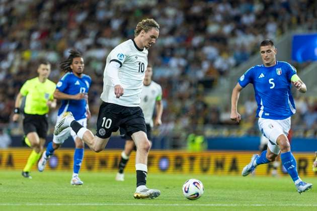 UEFA U21, U 21 Europameisterschaft, Viertelfinale: Deutschland - Italien; 22.06.2025 Nick Woltemade (Deutschland, 10) Lorenzo Pirola (Italien, 5) bei der UEFA U21-Europameisterschaft im Viertelfinalspiel Deutschland - Italien, am 22.06.2025, DAC Arena, Dunajska Streda, Slowakei Copyright: xBEAUTIFULxSPORTS Meuselx
